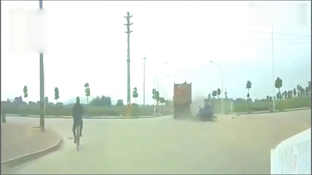 三轮车和卡车抢道，下一秒三轮车被撞细碎！三轮司机安然无事