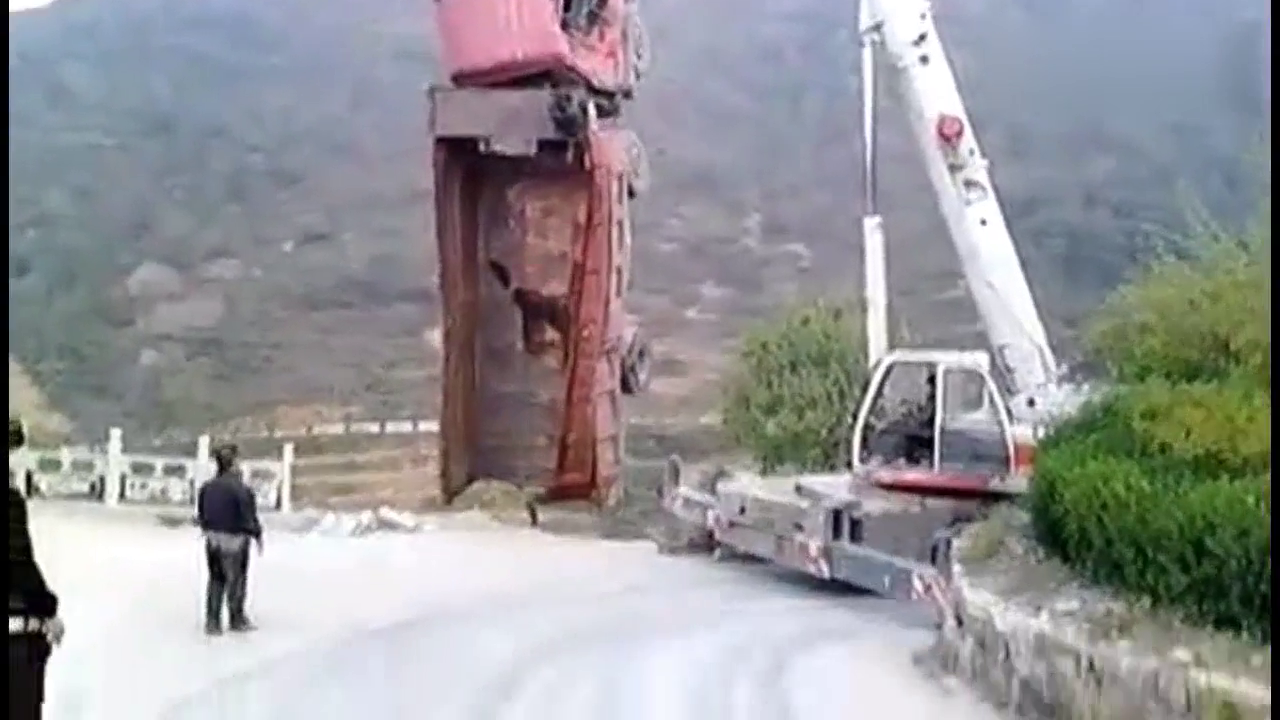 当吊车吊起卡车的时候，司机看着车都心疼