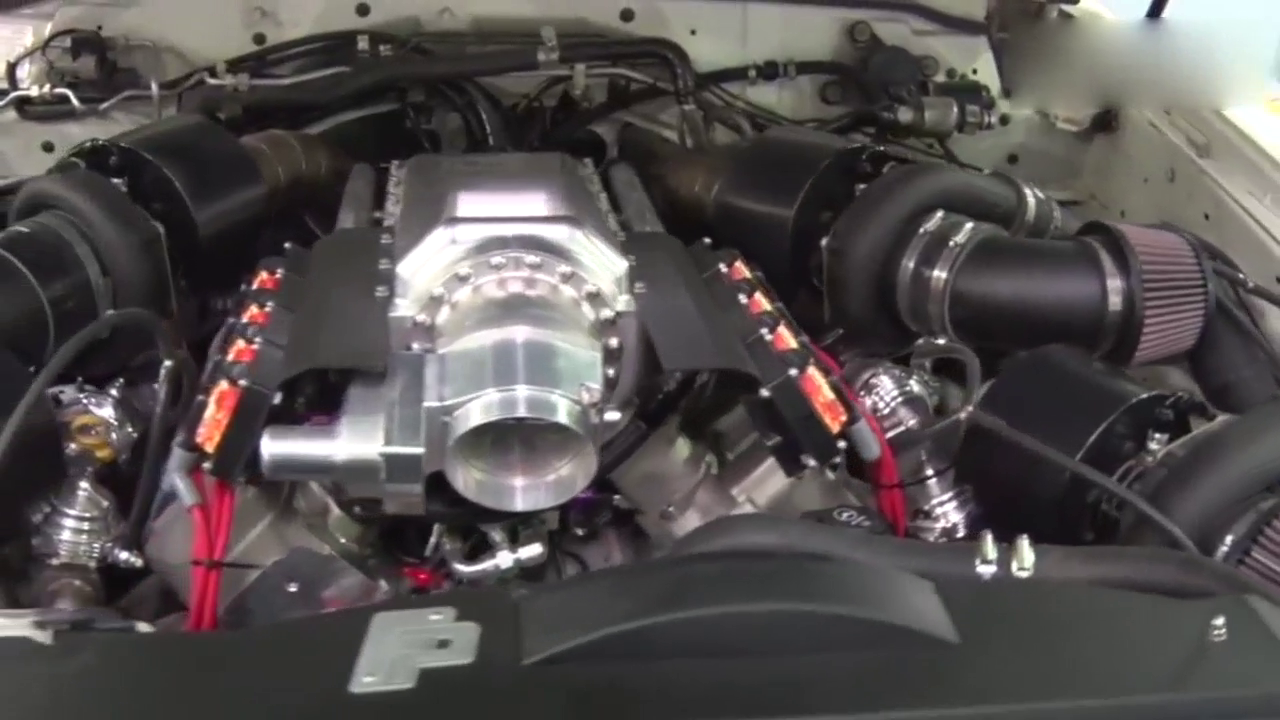 迪拜定制版日产途乐和普通版有什么区别？3000马力跑车跑得过吗！