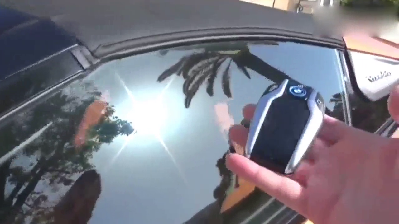 价值200万的宝马跑车i8，按下启动键后瞬间感觉钱花到位了！