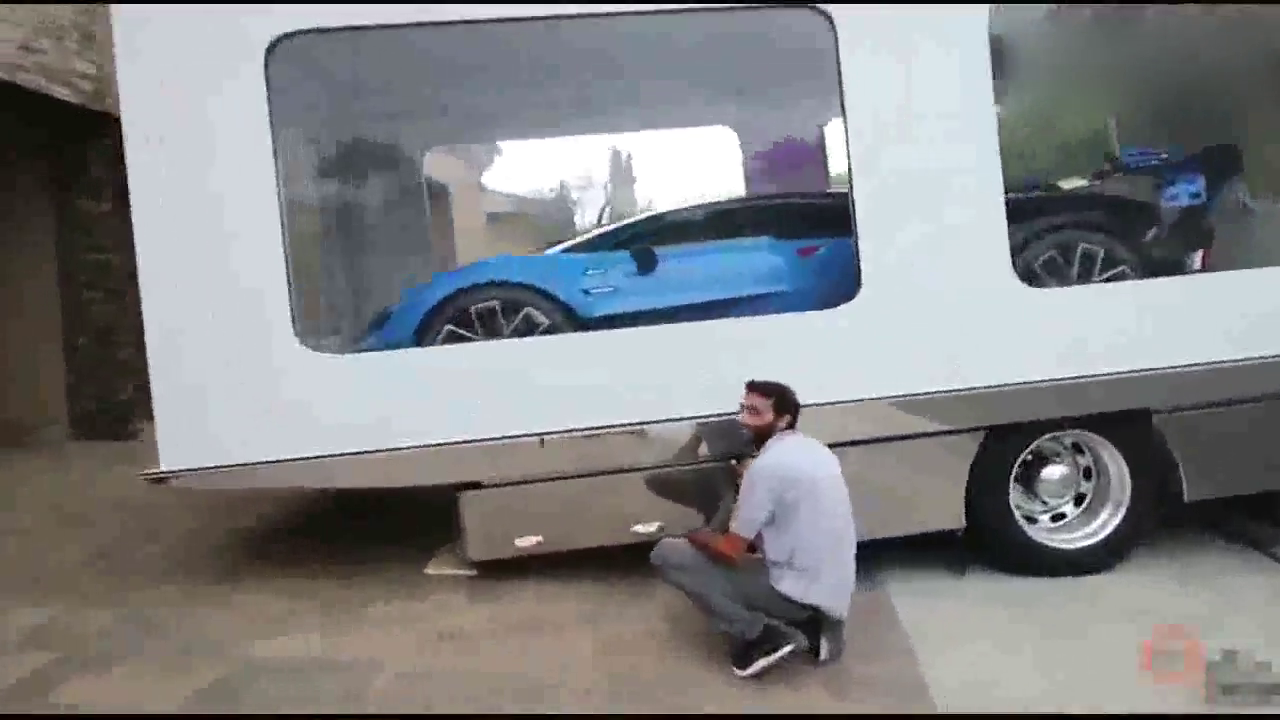 价值1亿的布加迪跑车交付客户，打开随车送的箱子才知道值不值