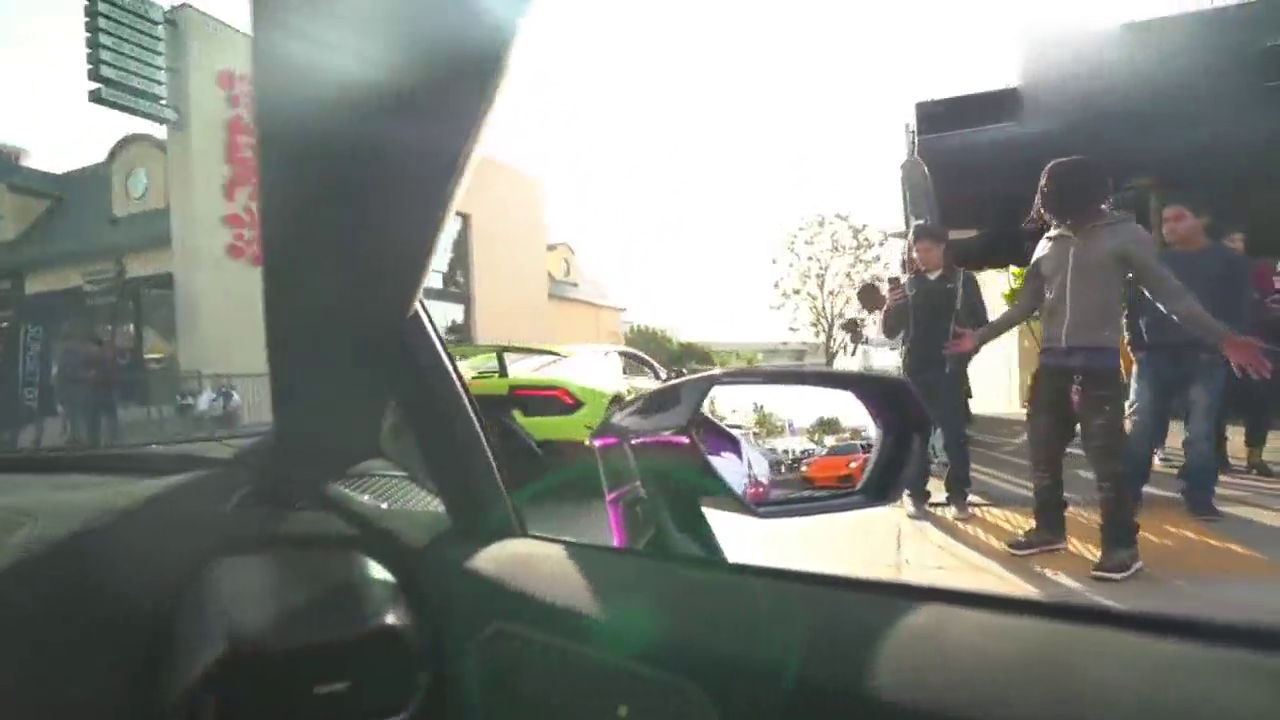 价值2000万布加迪奇龙跑车，踩下油门那一刻，黑人小伙激动蹦起来