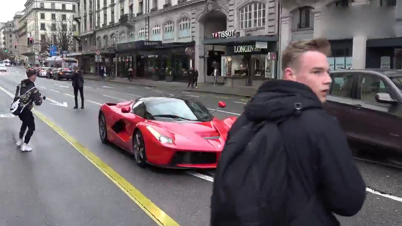 价值2300万法拉利跑车，保有量极低，看路人拍照动作就知道多厉害