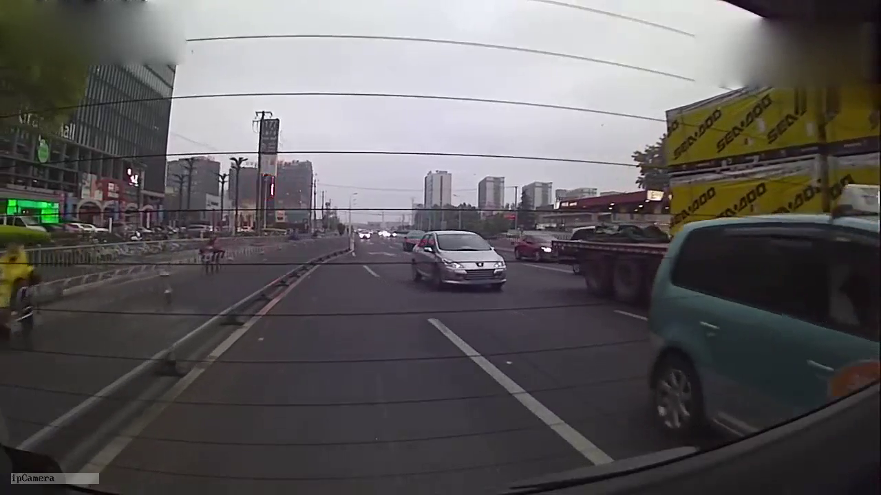 出租车跟在后面，变道不打转向灯，恰巧被记录仪拍下来