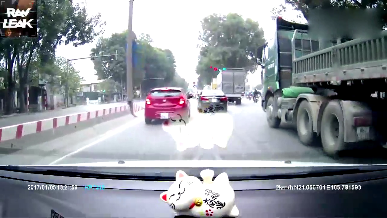 惊险瞬间！大卡车撞倒骑车女子卷入车底 最后奇迹出现了