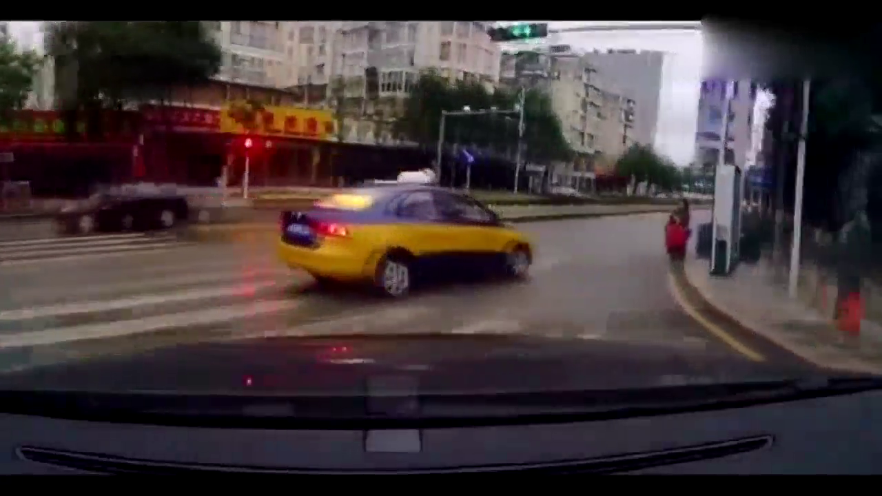 出租车随意停车接客，无奈与其追尾