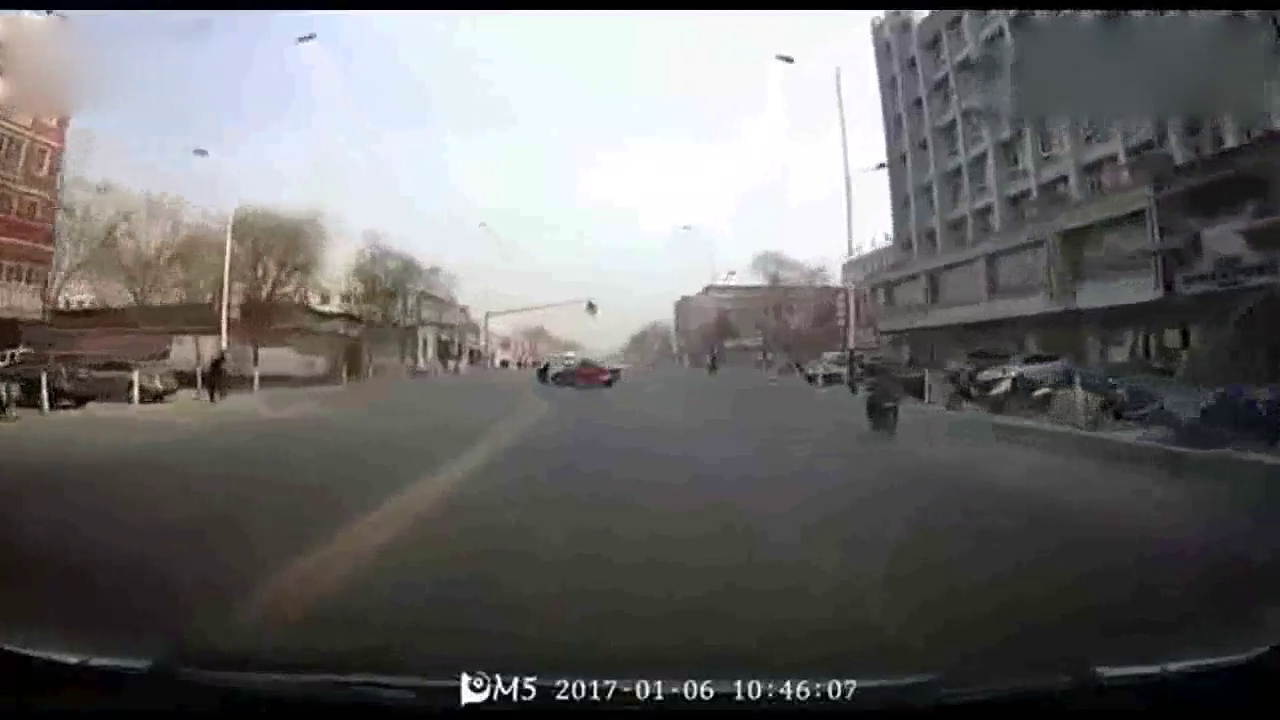 出租车马路中间掉头，电动车完美闪躲!