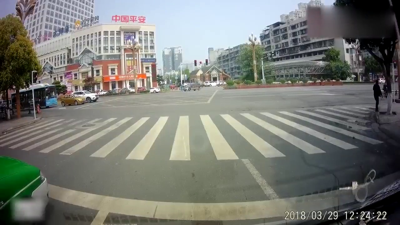 出租车红灯秒起步，哪知一辆白车窜出来