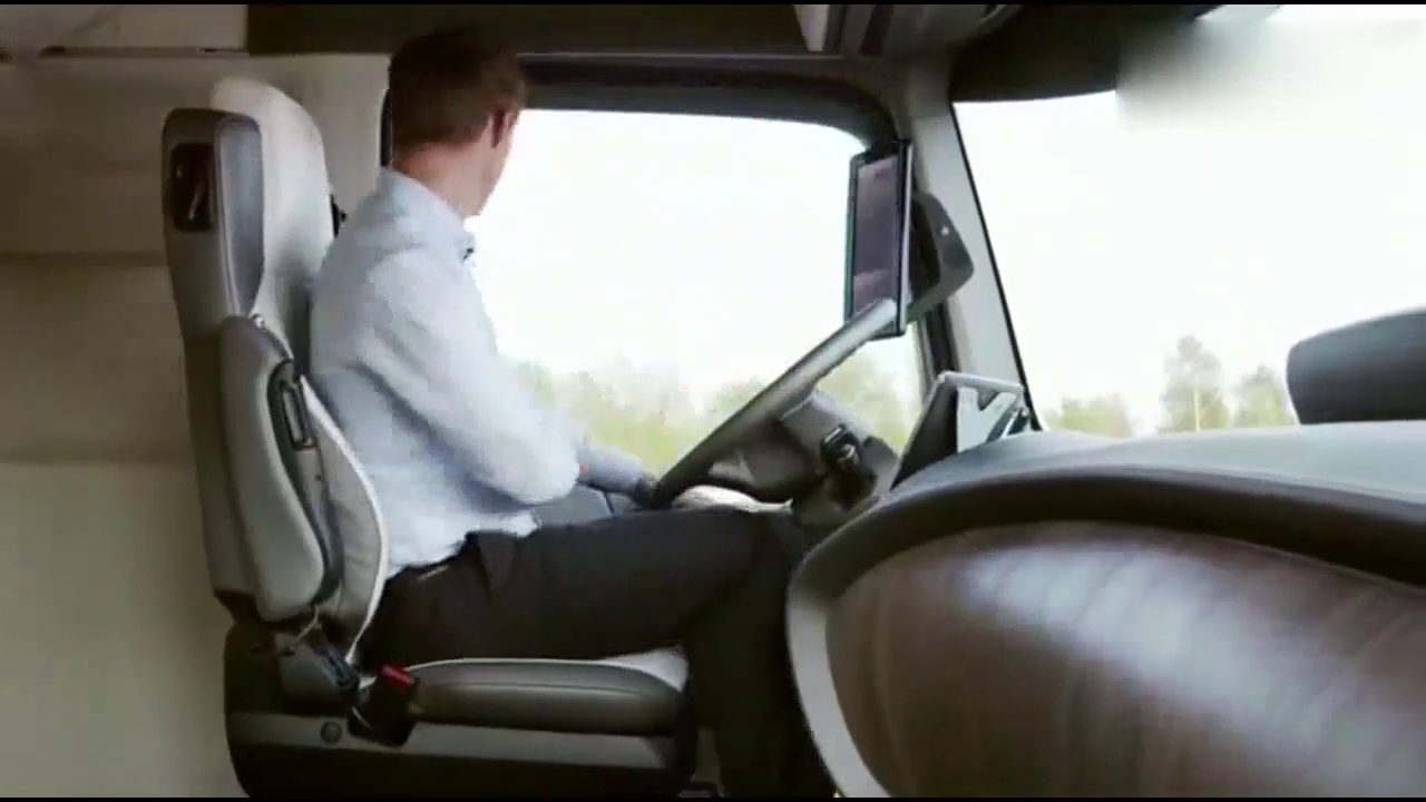 按下座椅扶手按钮，才是奔驰卡车强悍的开始！