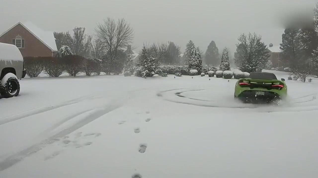 老司机开跑车在雪地里玩漂移，看上去就很好玩