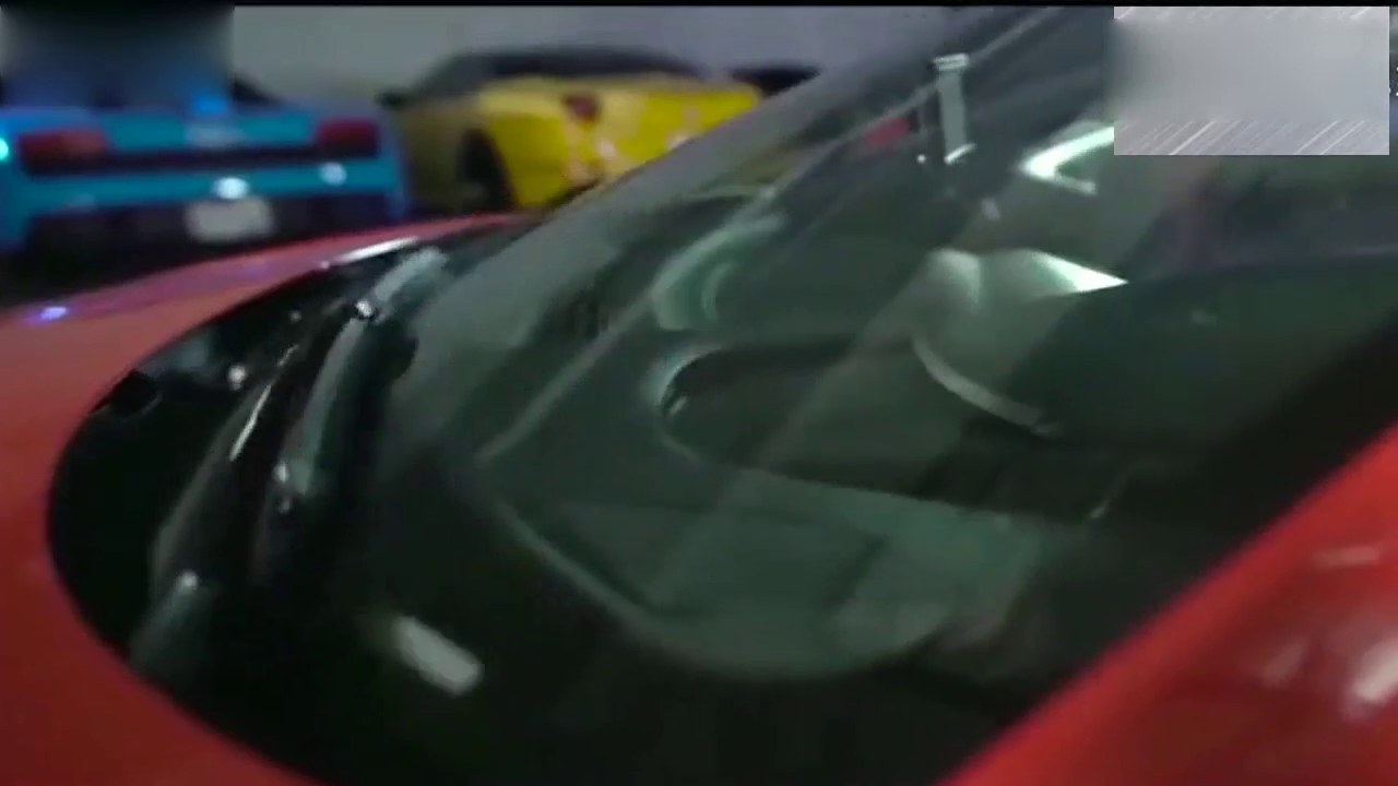 美女销售试驾300万的奥迪跑车，按下启动键的时候，太霸气了