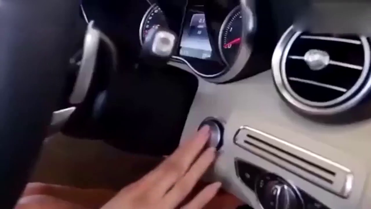 美女开奔驰敞篷跑车，打开车门的瞬间，美女被这高端气息震惊到了