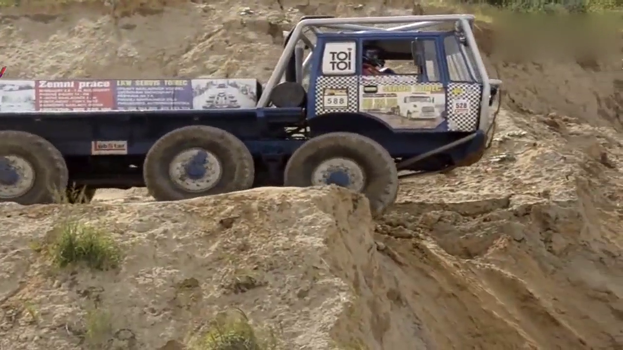 悍马、路虎算什么，八轮卡车秀技术下90度坡，谁敢挑战？