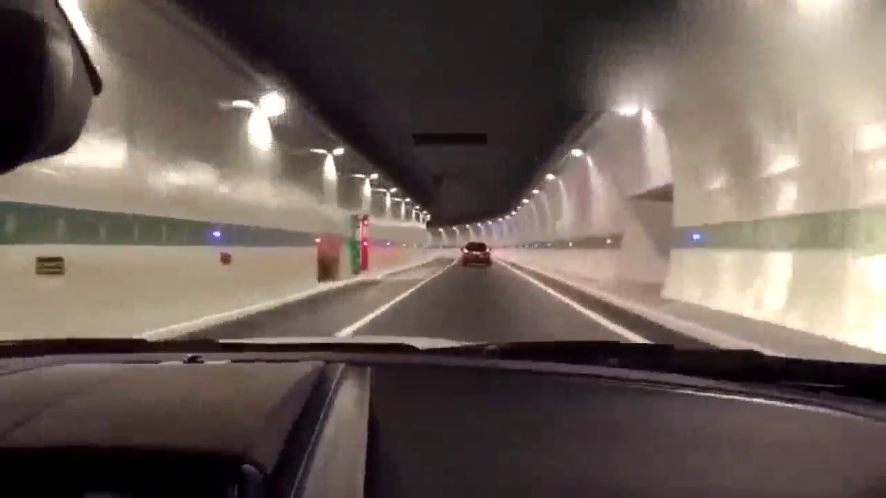 开着捷豹跑车跑隧道，这声浪感觉太震撼了