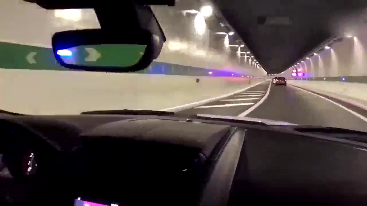 开着价值200万的捷豹跑车跑隧道，这声浪感觉太震撼了！