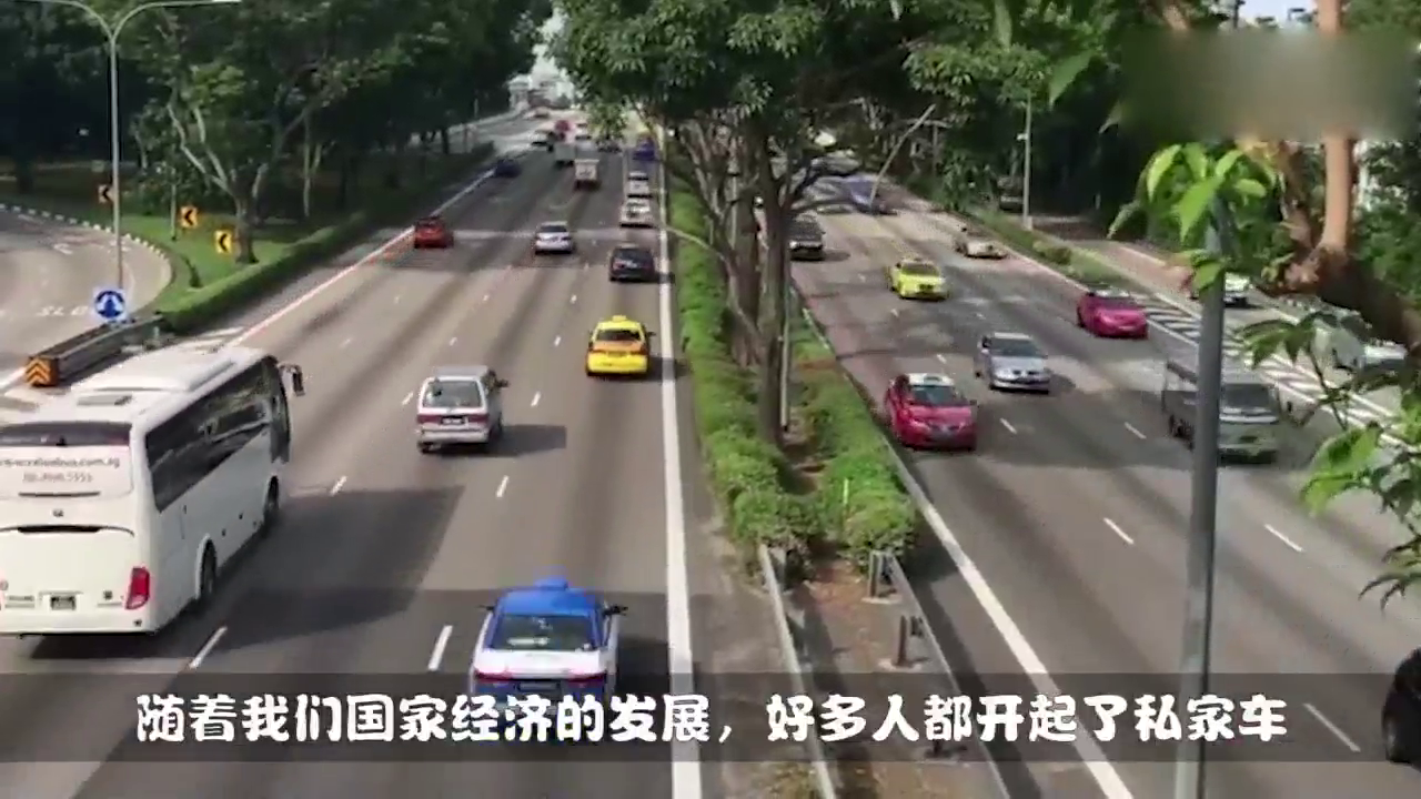电动车随意变道，但挂车可没让着他们，结局悲哀了