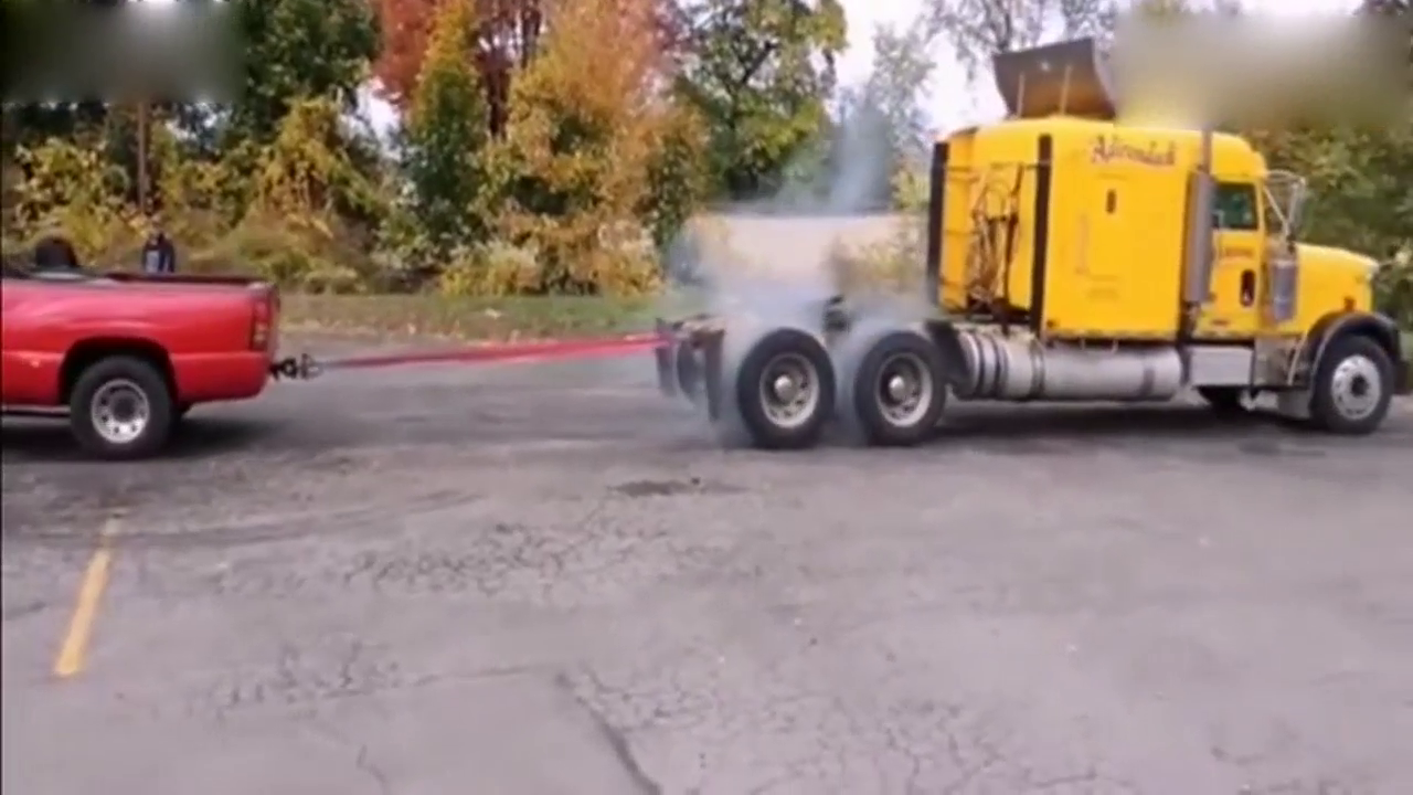 皮卡挑战卡车，现场比试马力，结果很意外！