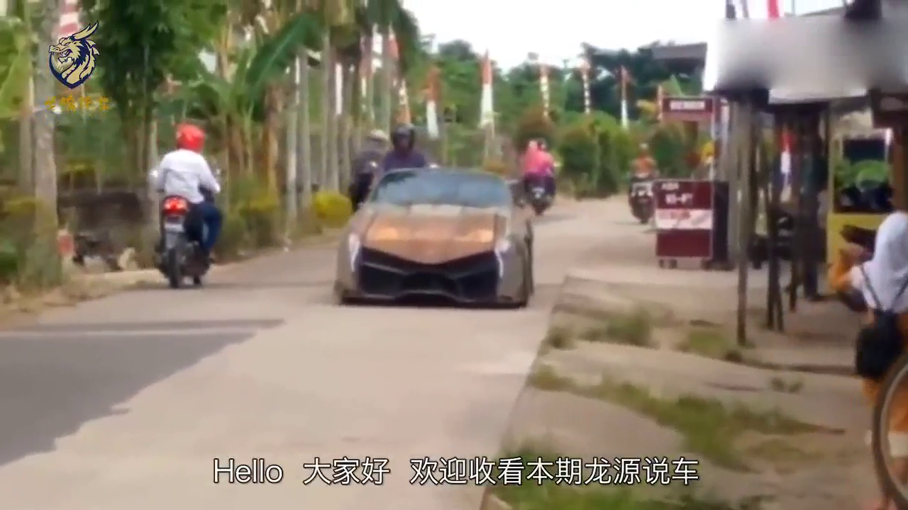 男子在野外捡到一辆跑车，开回小镇，邻居凑过去一看两腿发软！