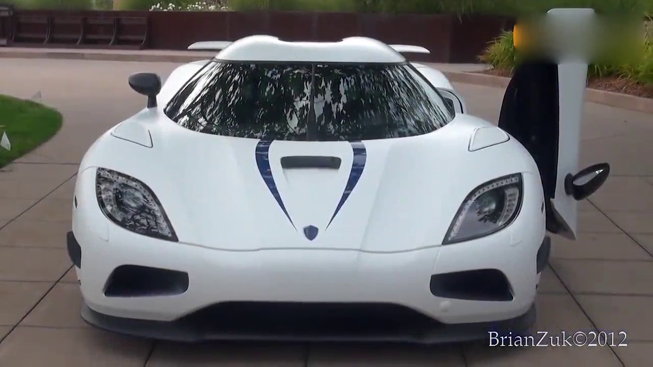 白色科尼赛克跑车亮相 霸气的外观让人忍不住喜爱