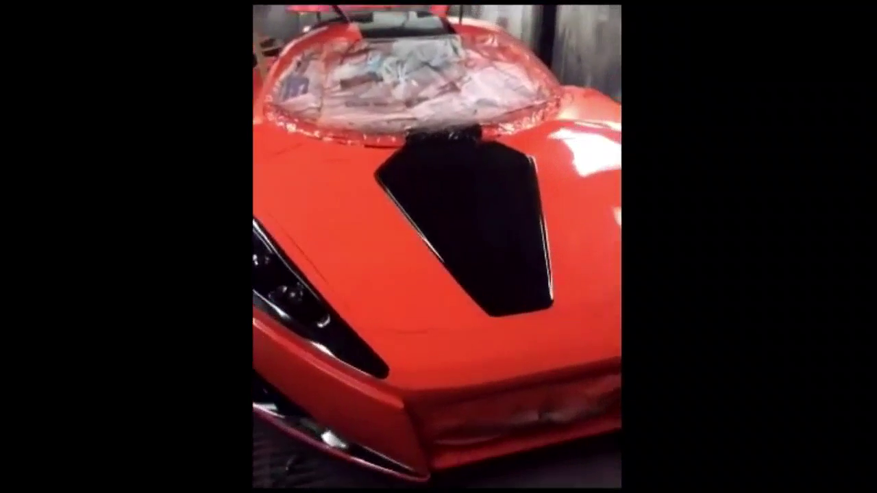 男子自制跑车成功上路试车