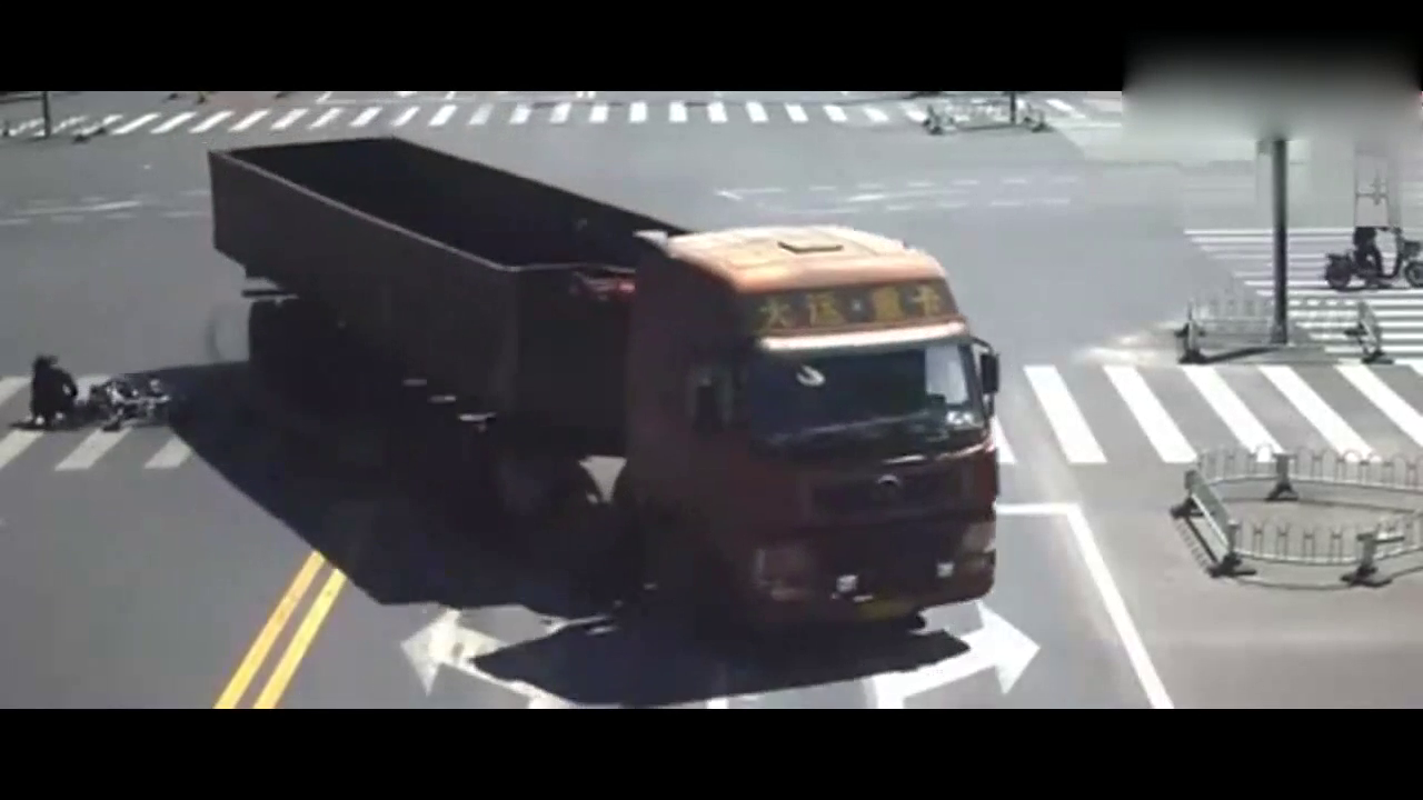 电动车闯红灯在“赌命”，请不要拿生命开玩笑！