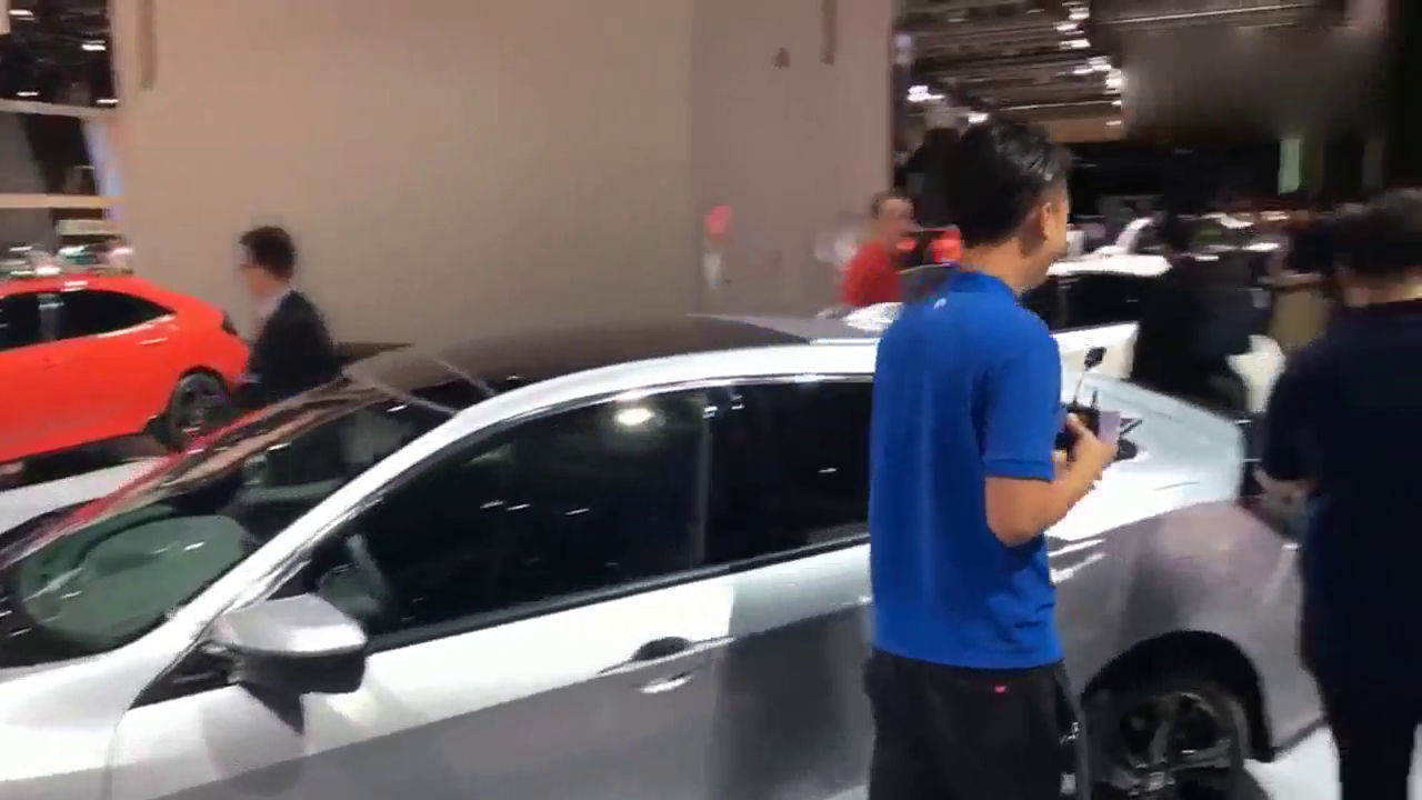 车展体验新款本田思域后箱空间 越来越人性化了！