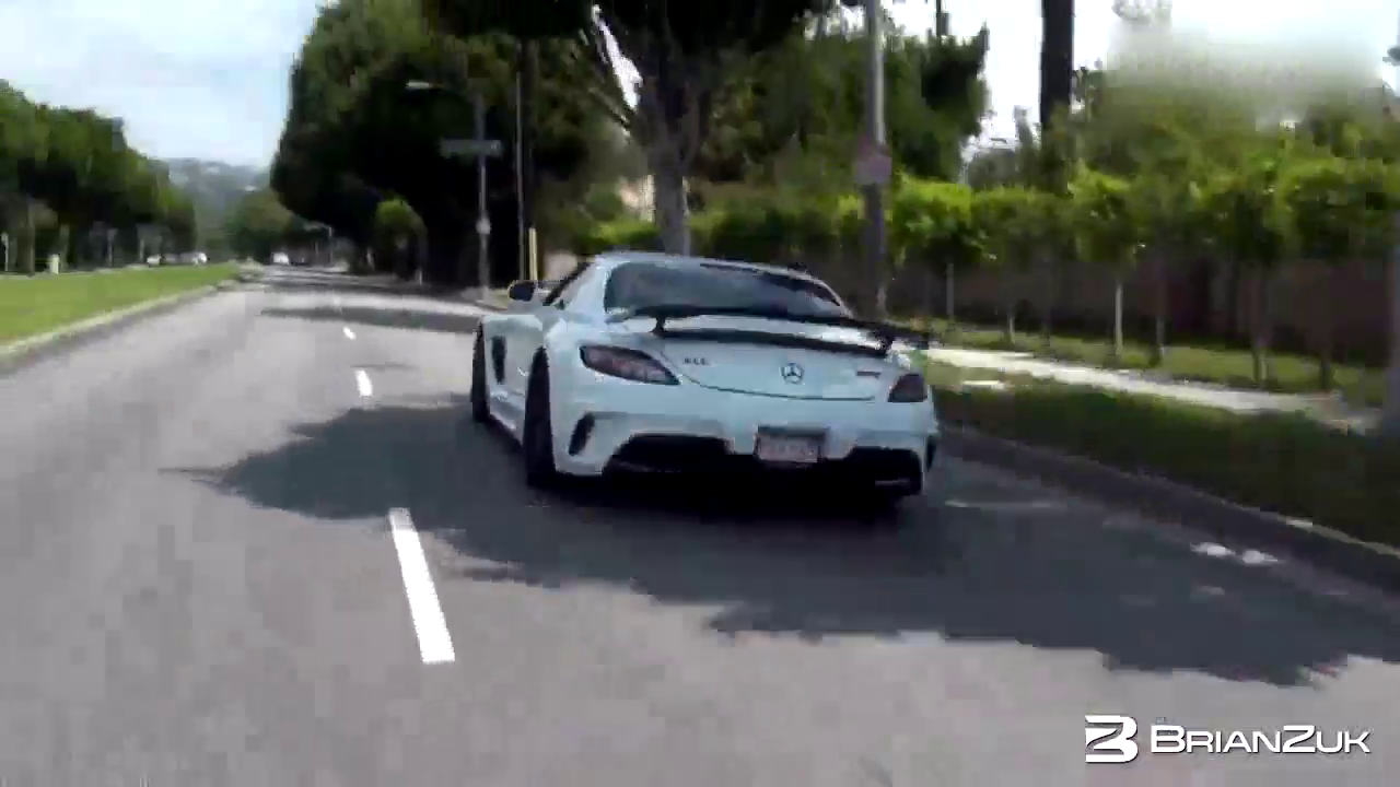 开着超级跑车上街头是怎样一种体验？看这里