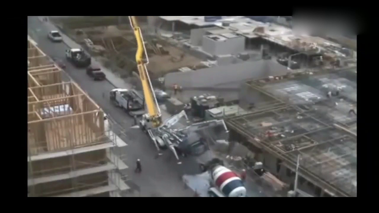 工地上吊车翻车，卡车陷坑，老板欲哭无泪