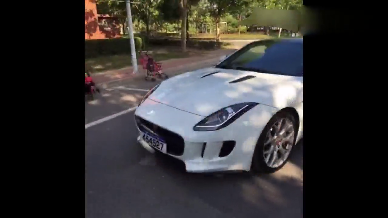 近距离给你讲解捷豹双门跑车F-type的全观和试驾感受