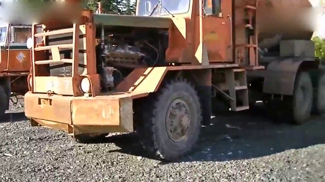 野外找到几辆没人要的大卡车，却不认识车型，肯定很值钱