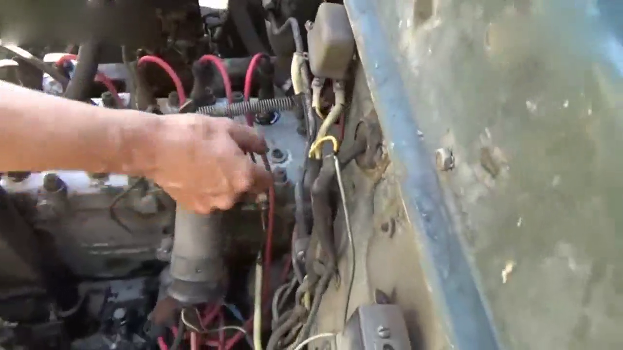 野外找到一辆废旧卡车，给发动机加了柴油还能启动，质量太好了