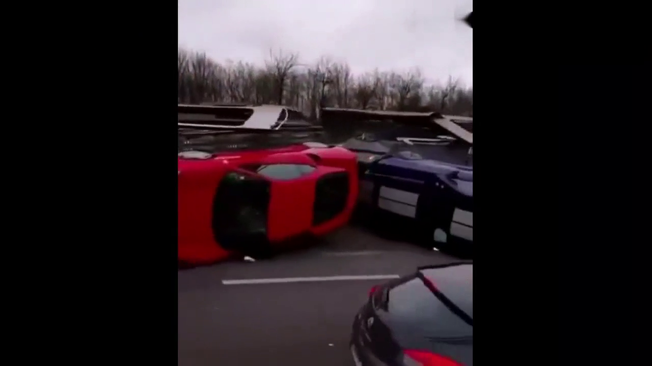 运跑车的货车侧翻 这一摔值多少钱？