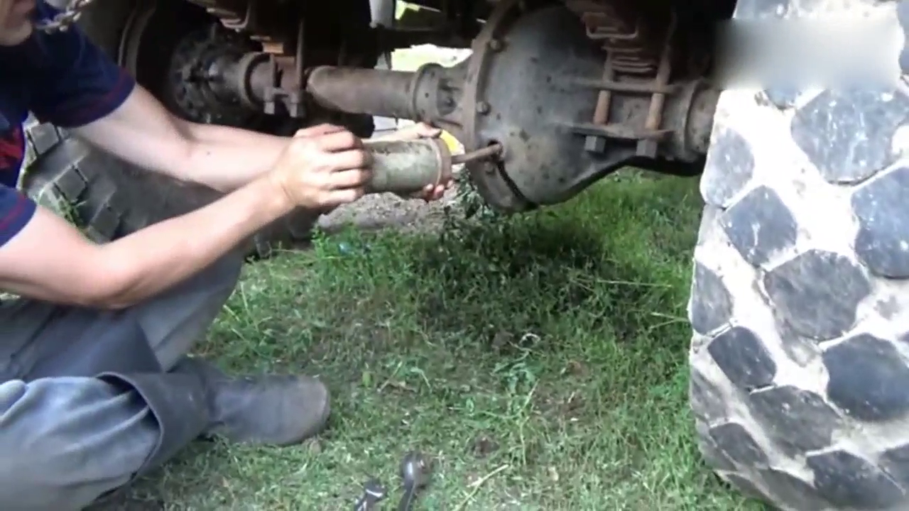 野外捡到辆破旧的老卡车，检查下传动系统和发动机，还能开十年