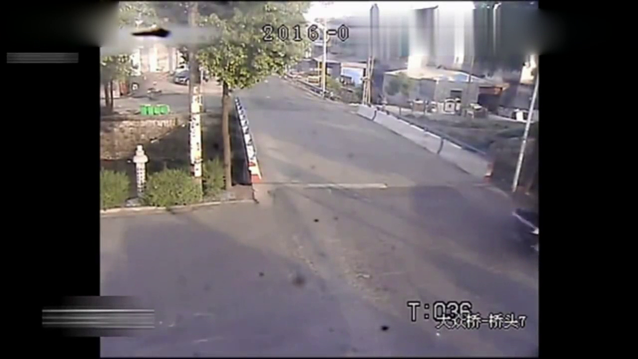 轿车抢道大卡车，悲剧了。。。