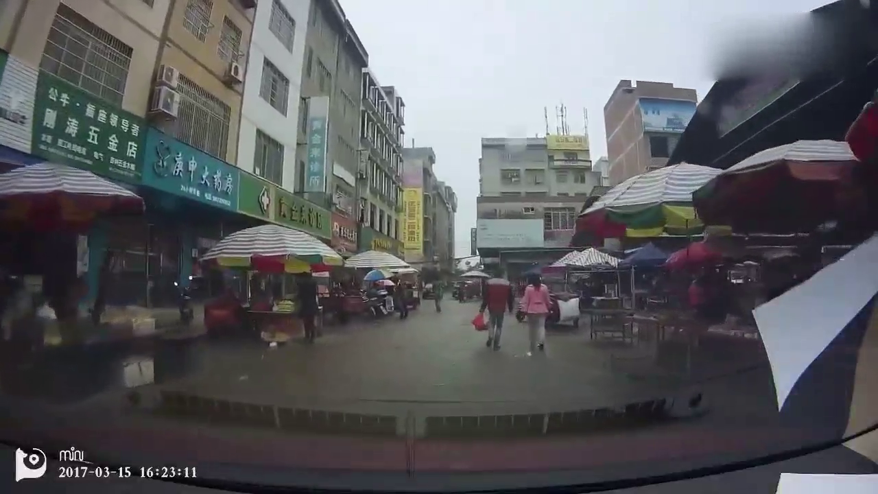 还是慢点好 实拍摄像车闹市撞上电动车