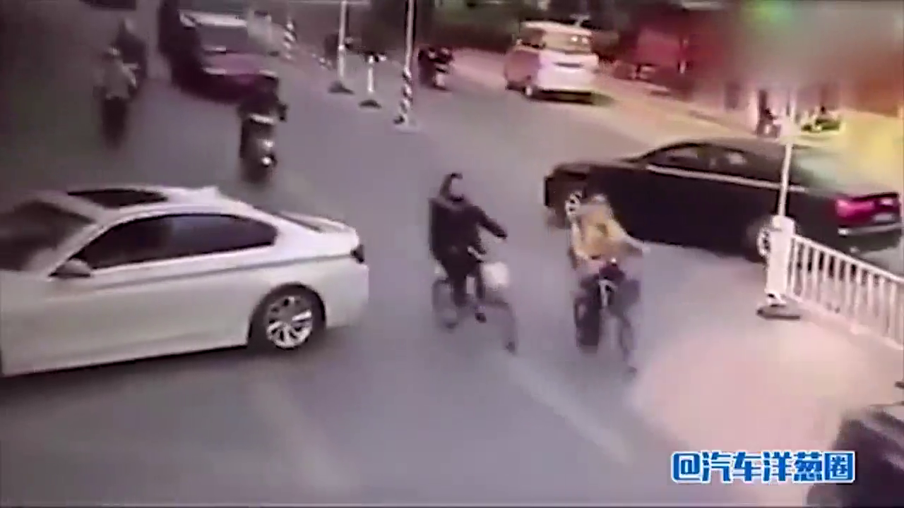 到底谁该让行？只因倒车对方未让，宝马怒撞出租车！