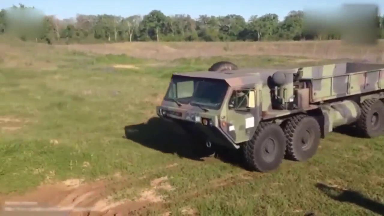几款性能超好的大卡车，陷在了泥浆里，真是酸爽