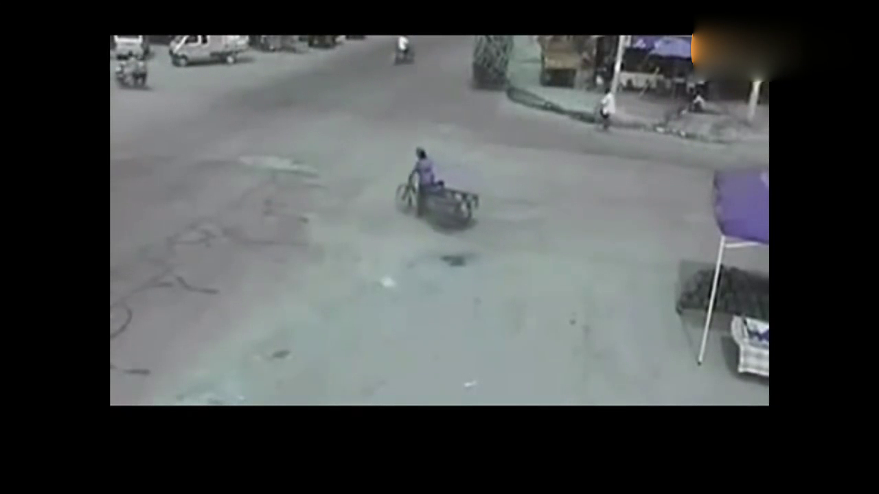 出租车谋杀？女子骑三轮车被无情碾压！