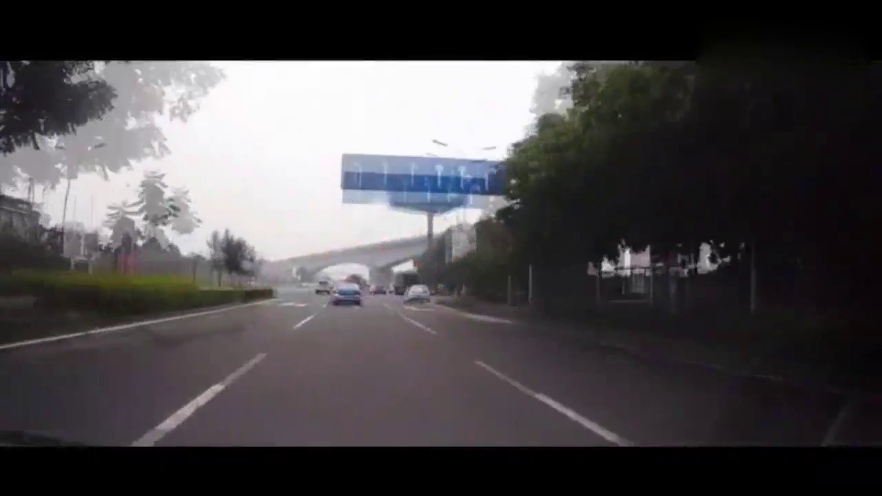 出租车大幅度左拐，三轮车惊险一瞬间