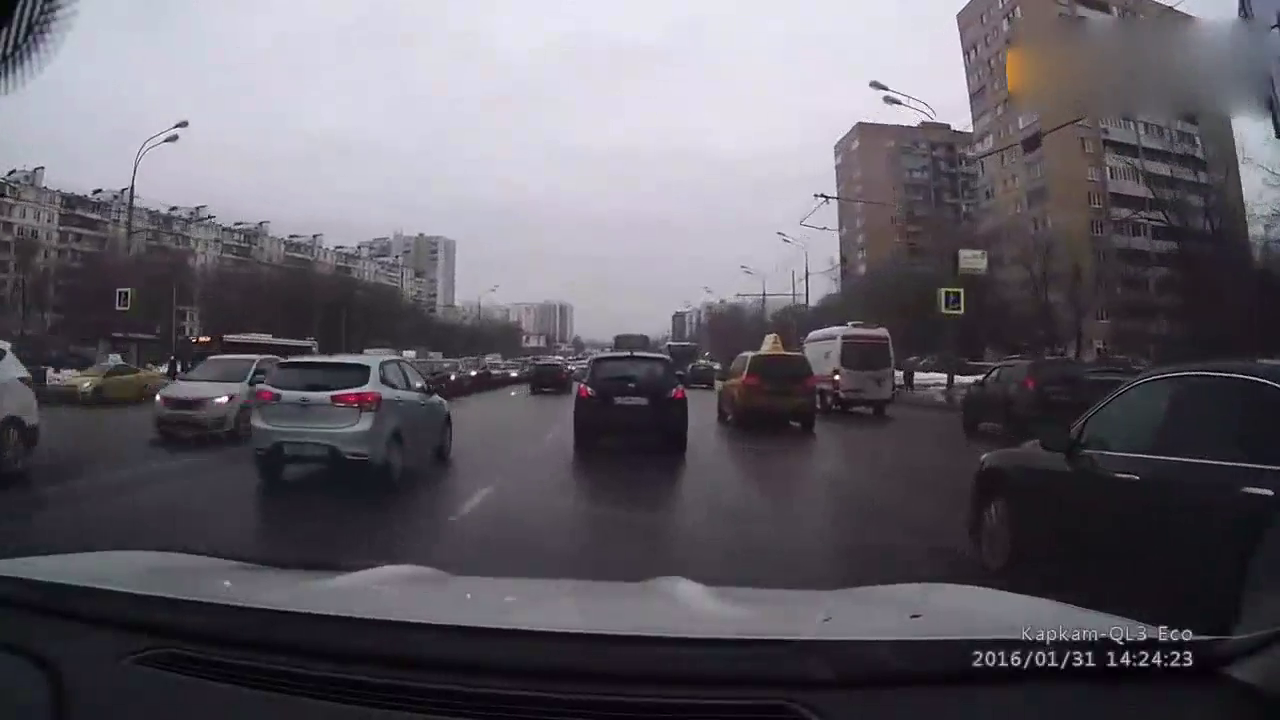 出租车拦停救护车，随后的结局出租车司机尴尬了！