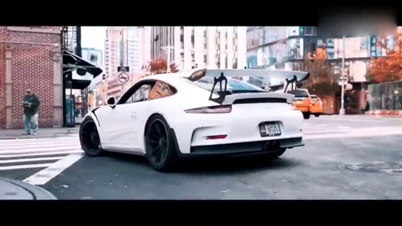 跑车大聚会，这些车主的面具也太吓人了吧！