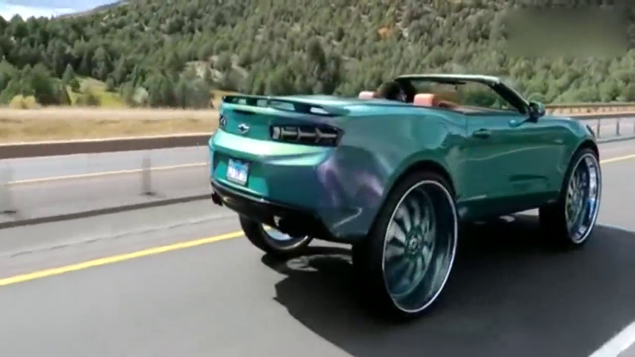 路上遇到一辆霸气跑车，不看车头真不知道是科迈罗！