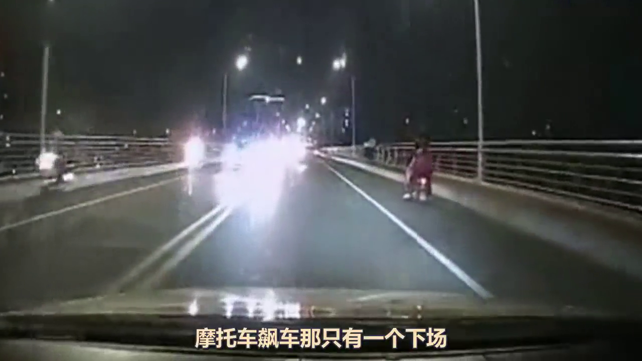 没有最惨，只有更惨，摩托车男子刚站起来，却又被大卡车撞飞