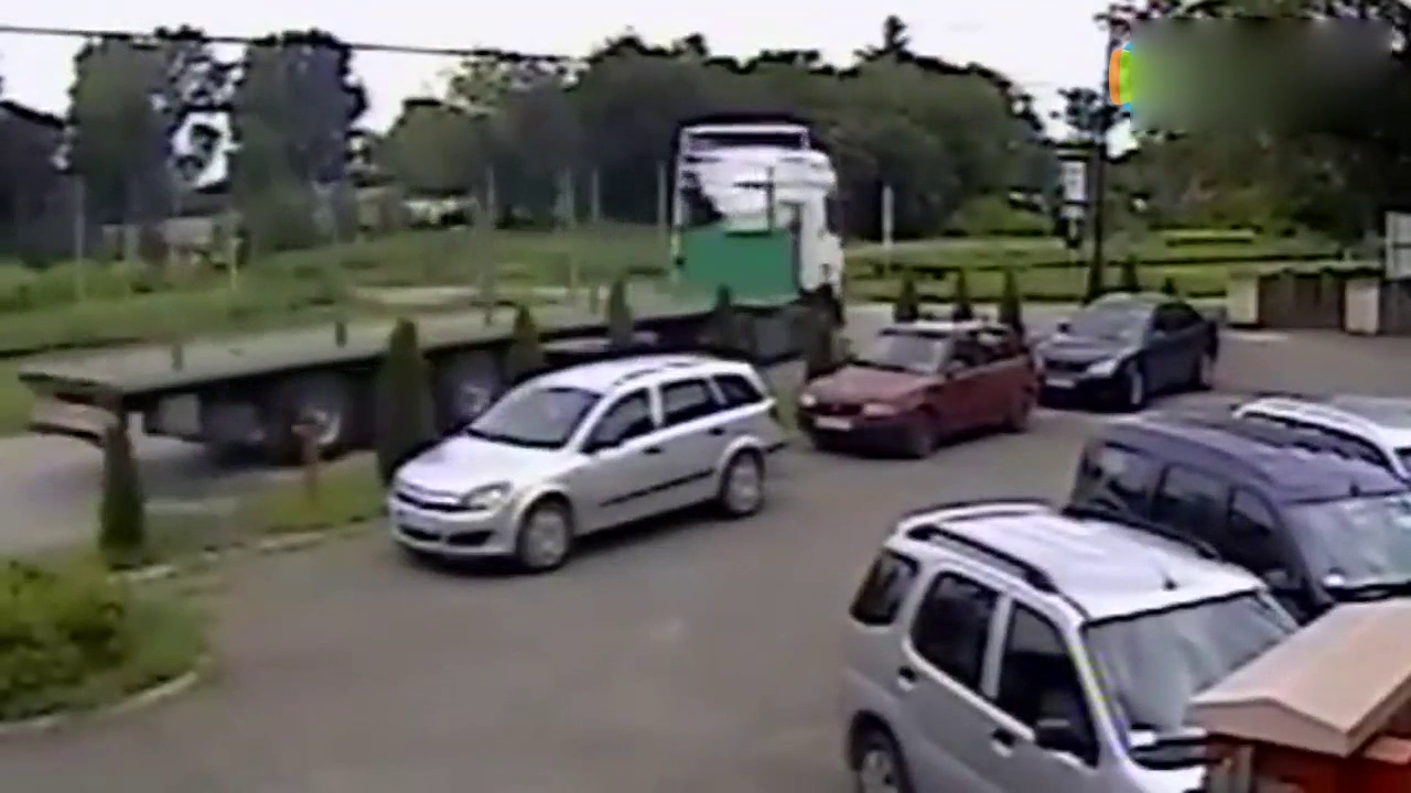 任性的代价 大卡车闯铁道被火车惨撞