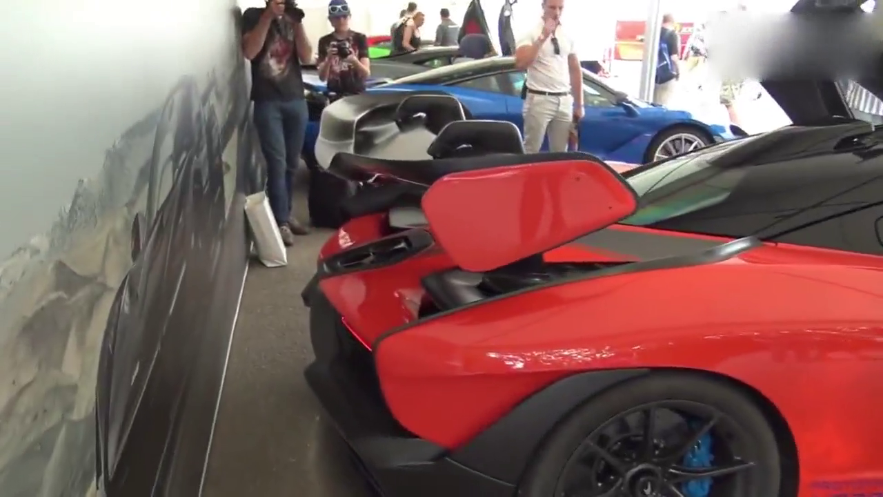 迈凯伦跑车，两侧车门打开那一刻，女儿说汽车长翅膀了