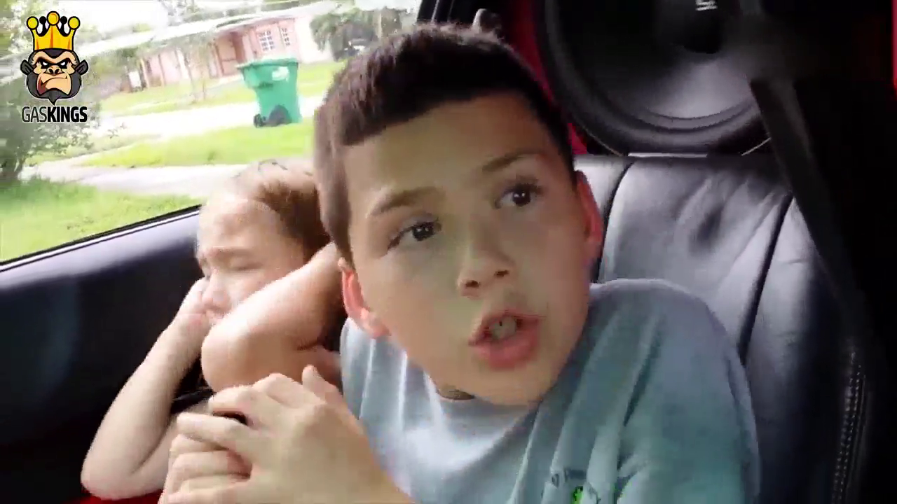 跑车的声浪到底有多强悍，看孩子们一脸懵的表情你就知道了