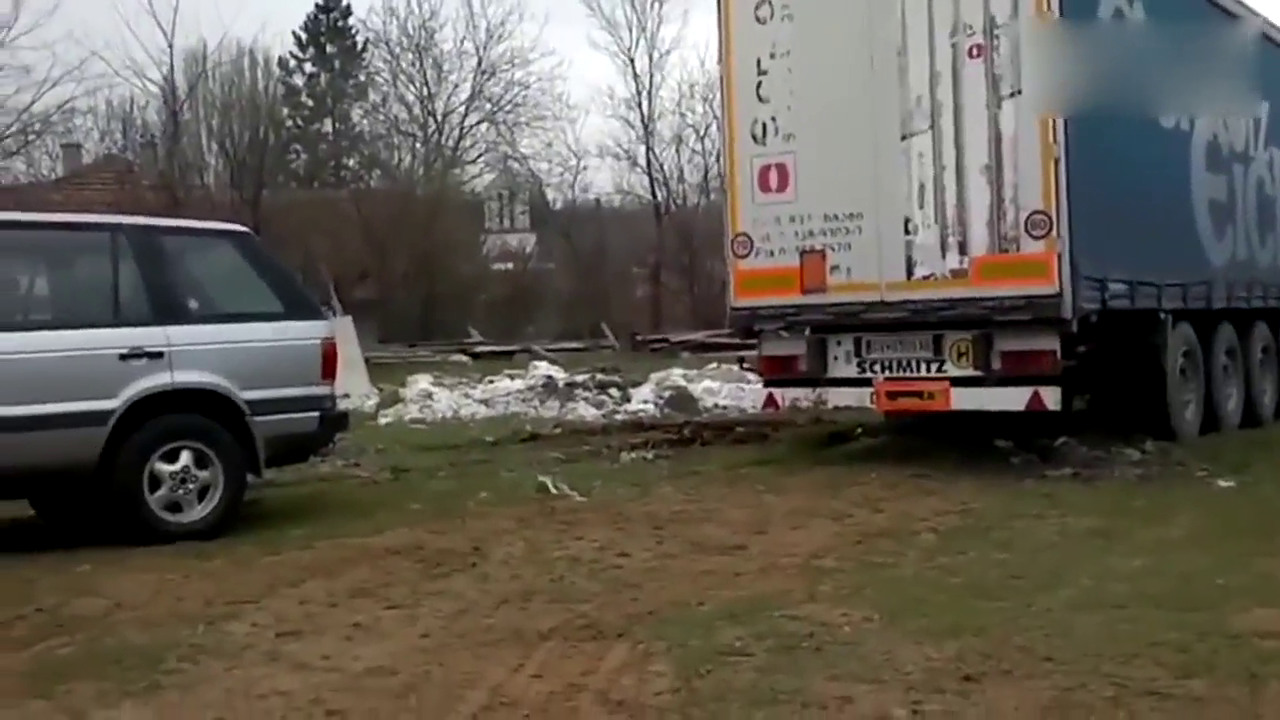 路虎揽胜霸气救援大卡车，感受一下揽胜的性能有多强悍