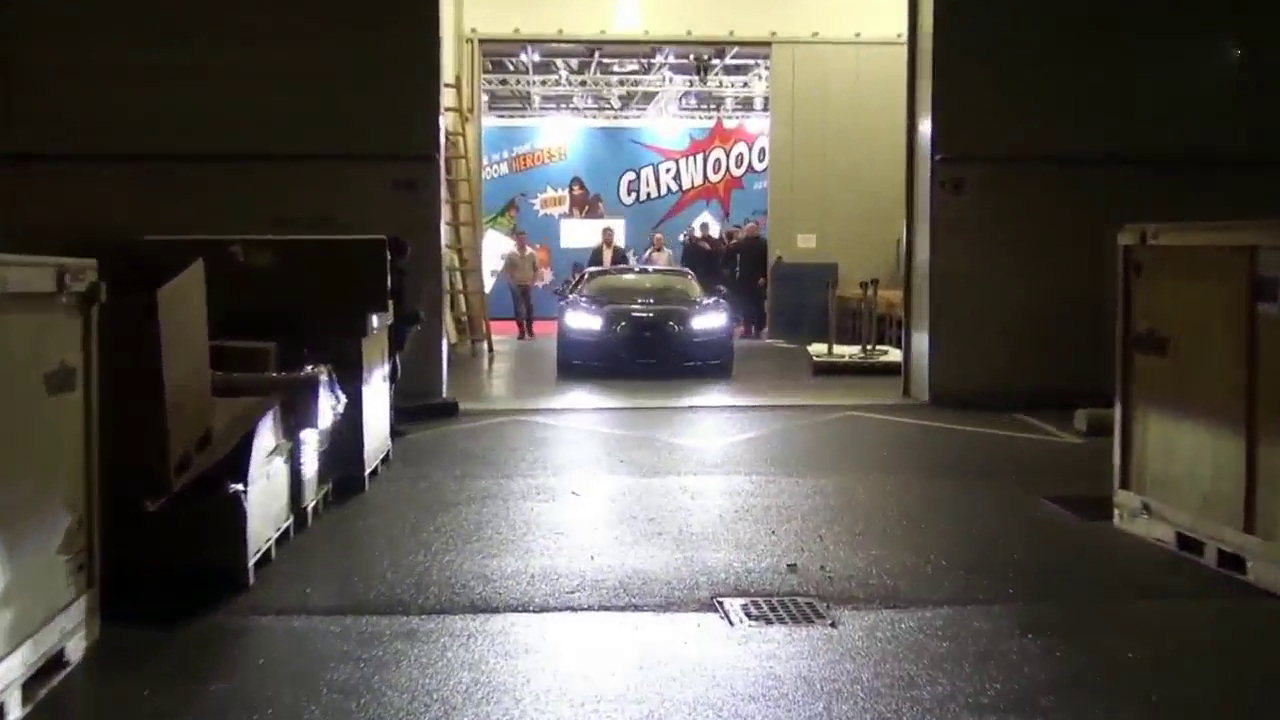 起步3000万布加迪汽车，尾灯亮起后，明白什么叫跑车界艺术巅峰