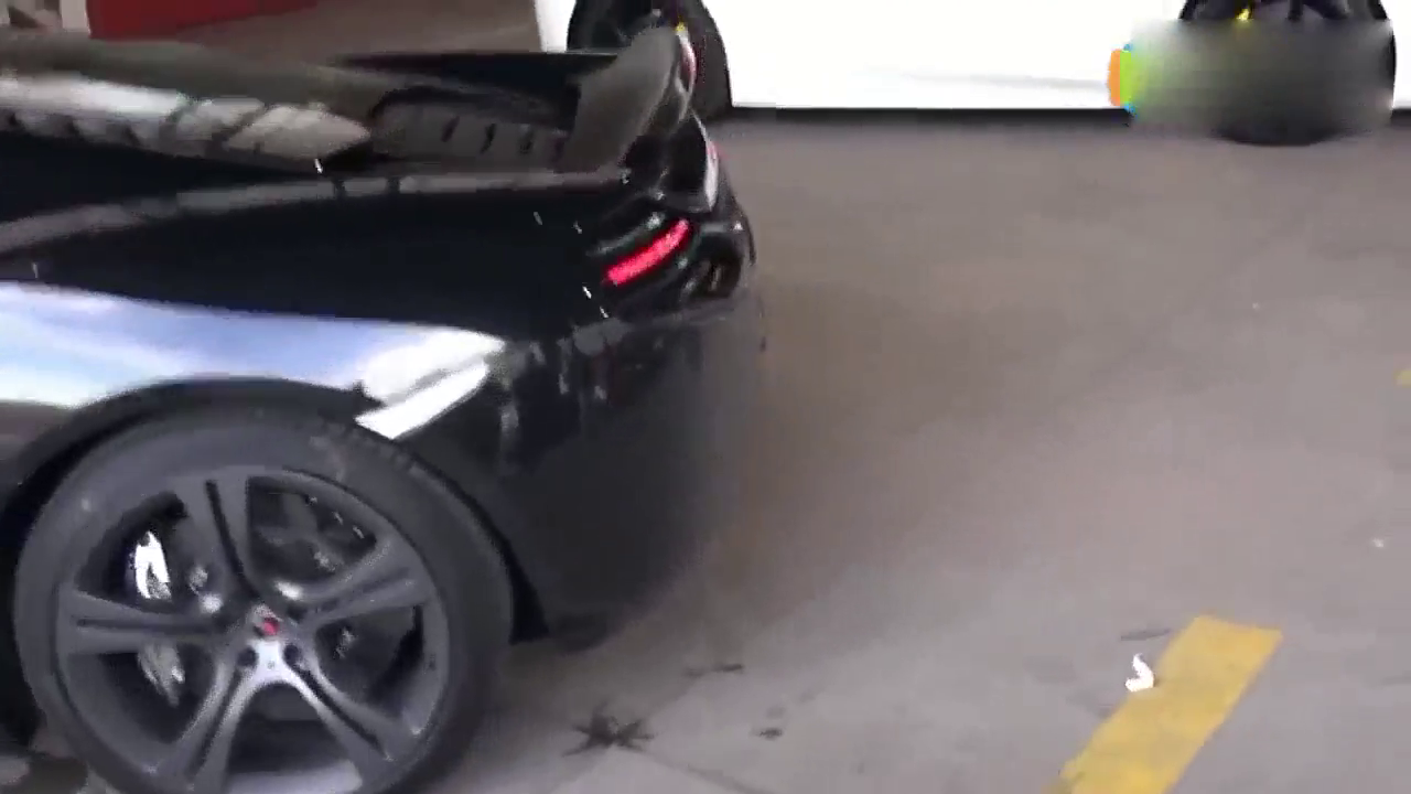 迈凯轮的12C + Aventador跑车酷炫喷射火焰