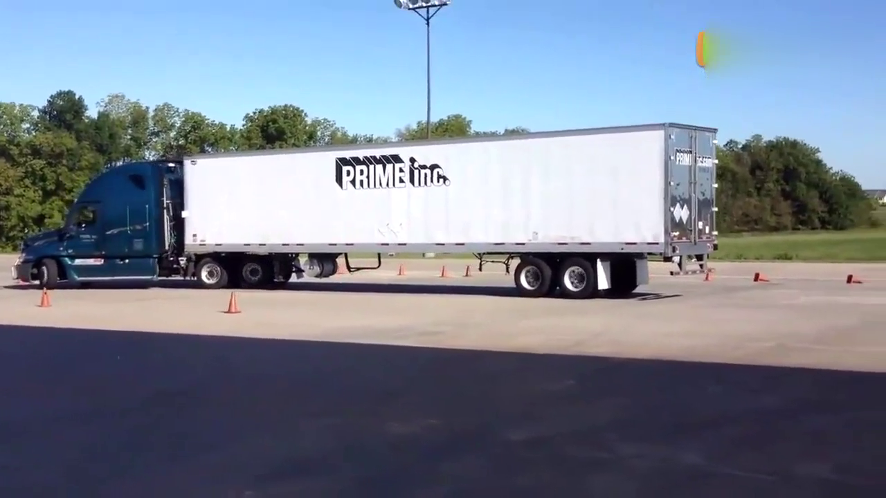 谁说女的不行？女司机开二十米长大卡车倒车 霸气外露